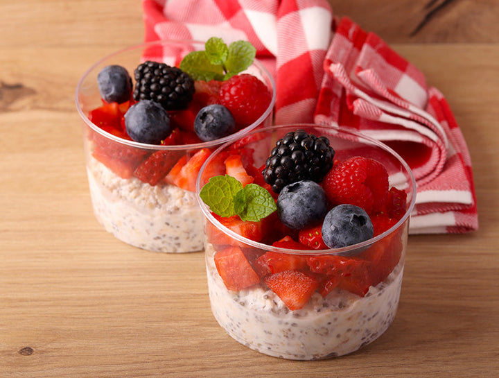 Kefir Overnight Oats mit Erdbeeren, Brombeeren und Blaubeeren