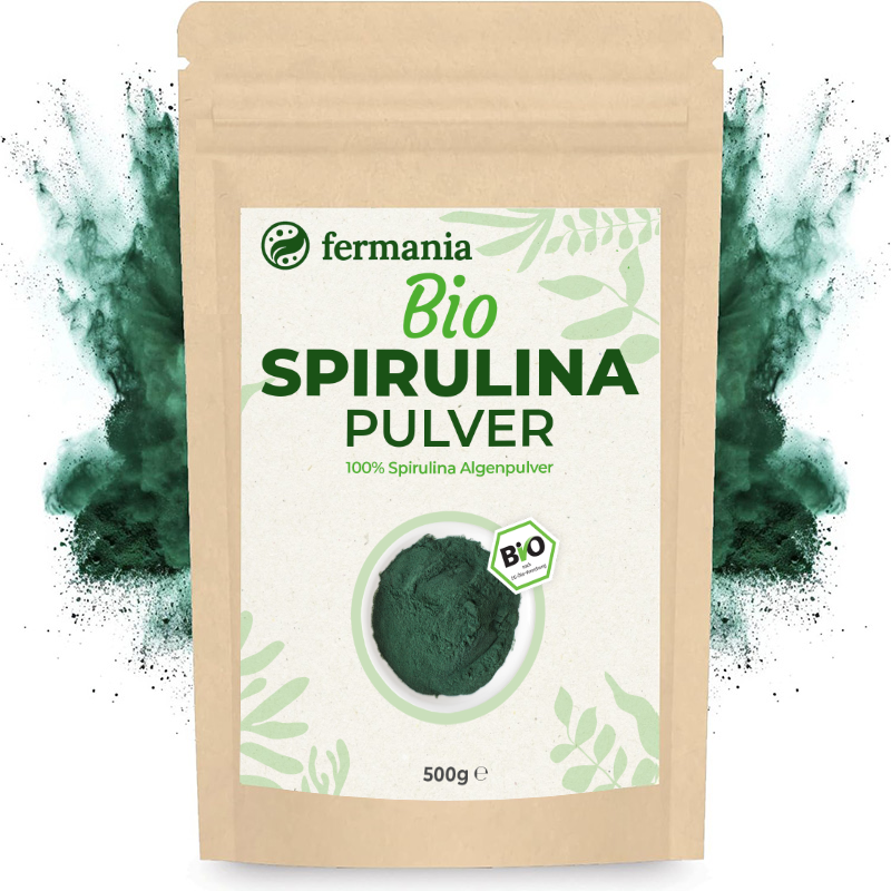 Spirulina Pulver Packung mit einer Wolke aus Spirulina Pulver im Hintergrund