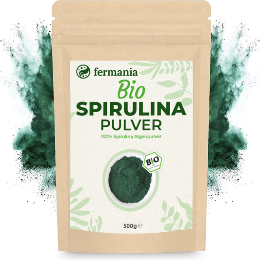 Spirulina Pulver Packung mit einer Wolke aus Spirulina Pulver im Hintergrund